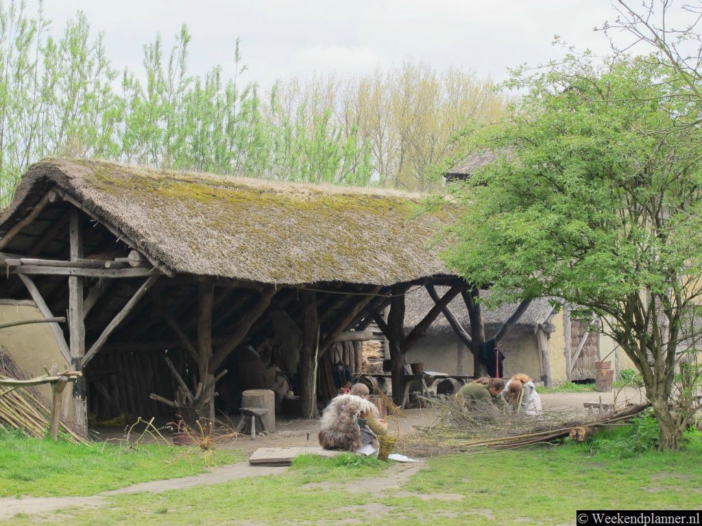 In het openluchtmuseum kun je zien hoe mensen leefden in de IJzertijd en in de Middeleeuwen.